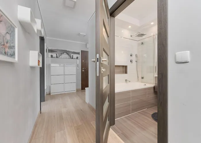 Spacious & Elegant Family Apartment With Parking Space & Ac In Wroclaw By Noclegi Renters