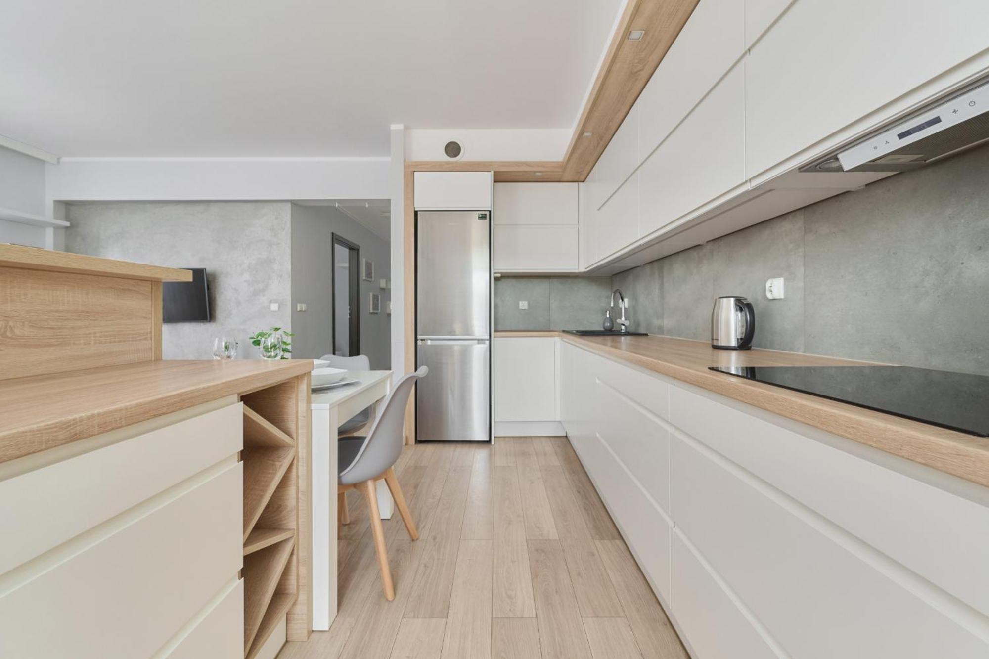 Spacious & Elegant Family With Parking Space & Ac In By Renters Apartment *