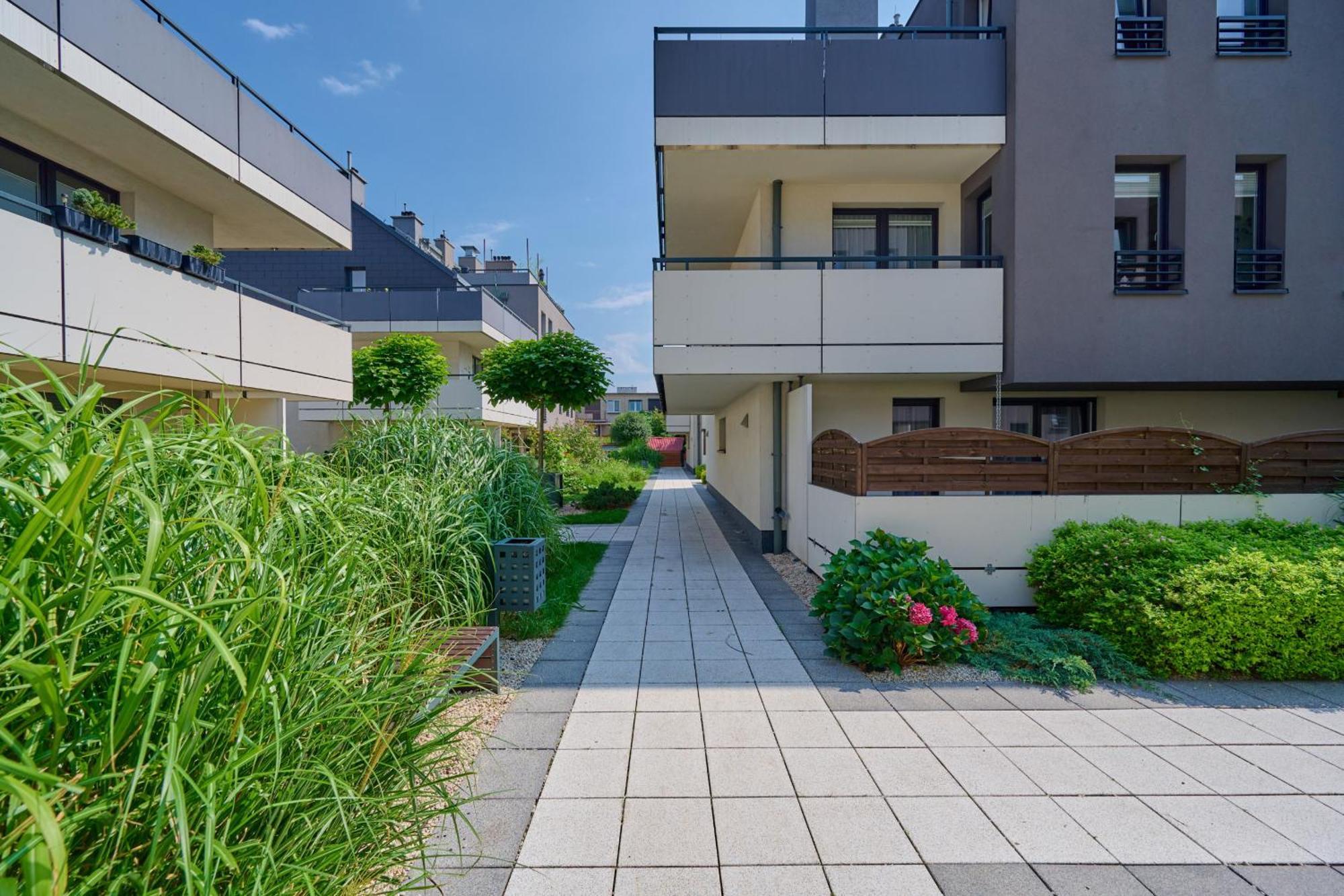 Spacious & Elegant Family With Parking Space & Ac In By Renters Breslau