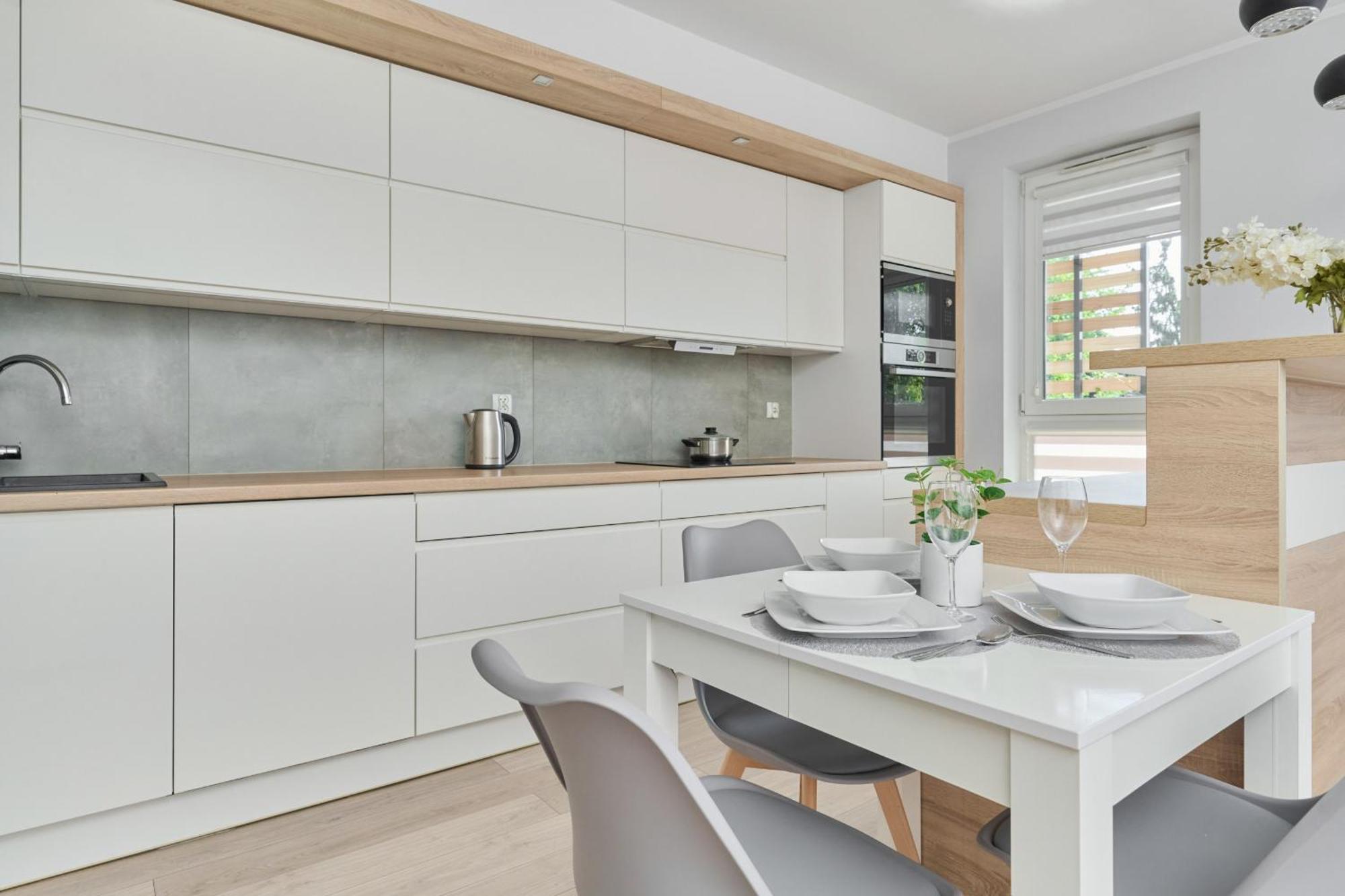 Spacious & Elegant Family With Parking Space & Ac In By Renters Apartment Breslau