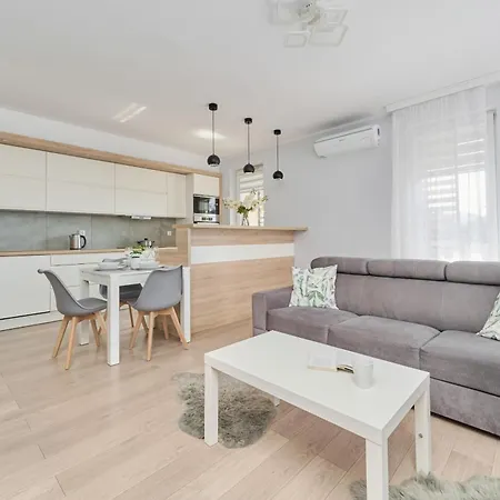 Spacious & Elegant Family Apartment With Parking Space & Ac In Wroclaw By Noclegi Renters Exterior photo