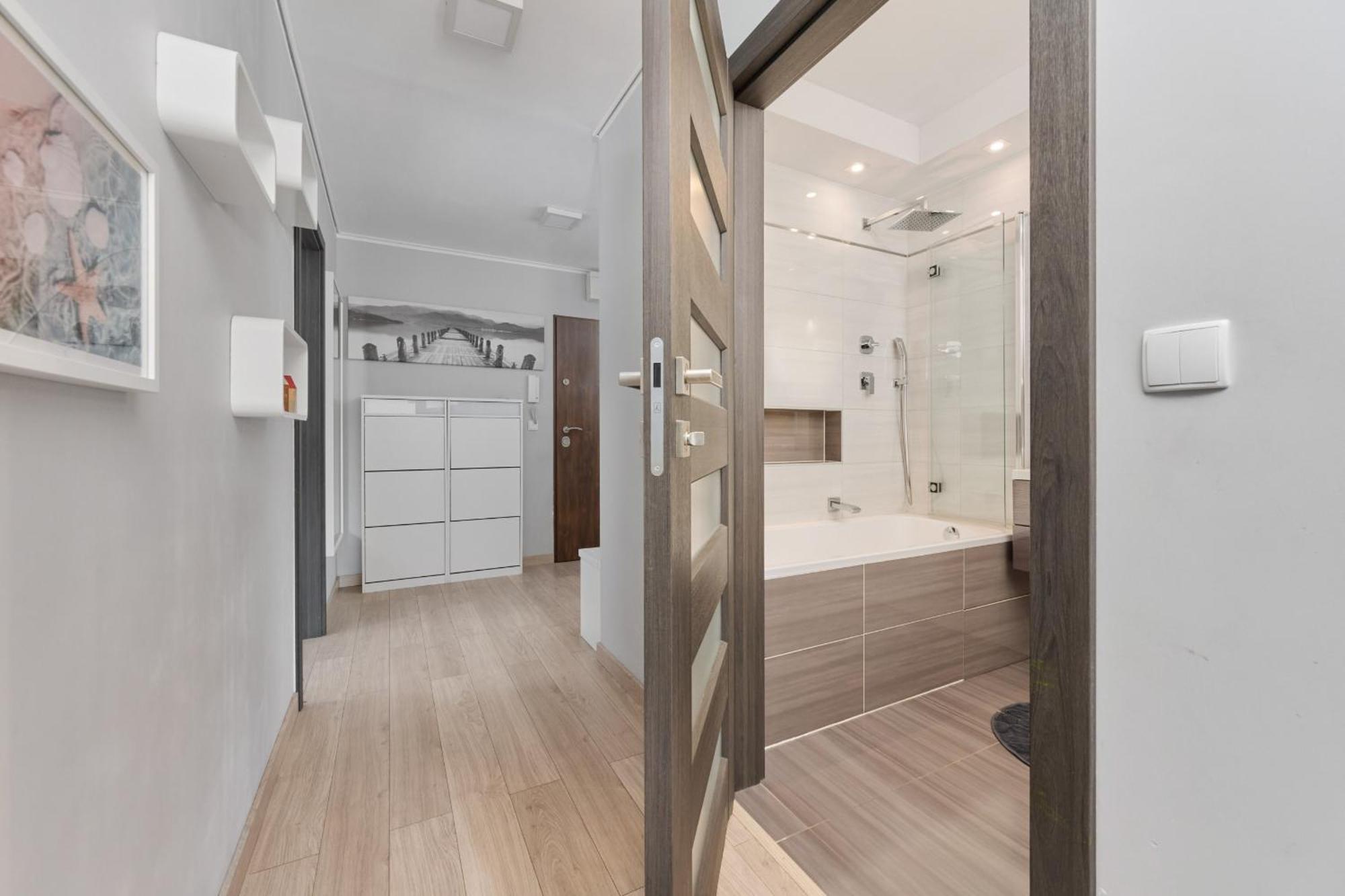 Spacious & Elegant Family With Parking Space & Ac In By Renters Leilighet