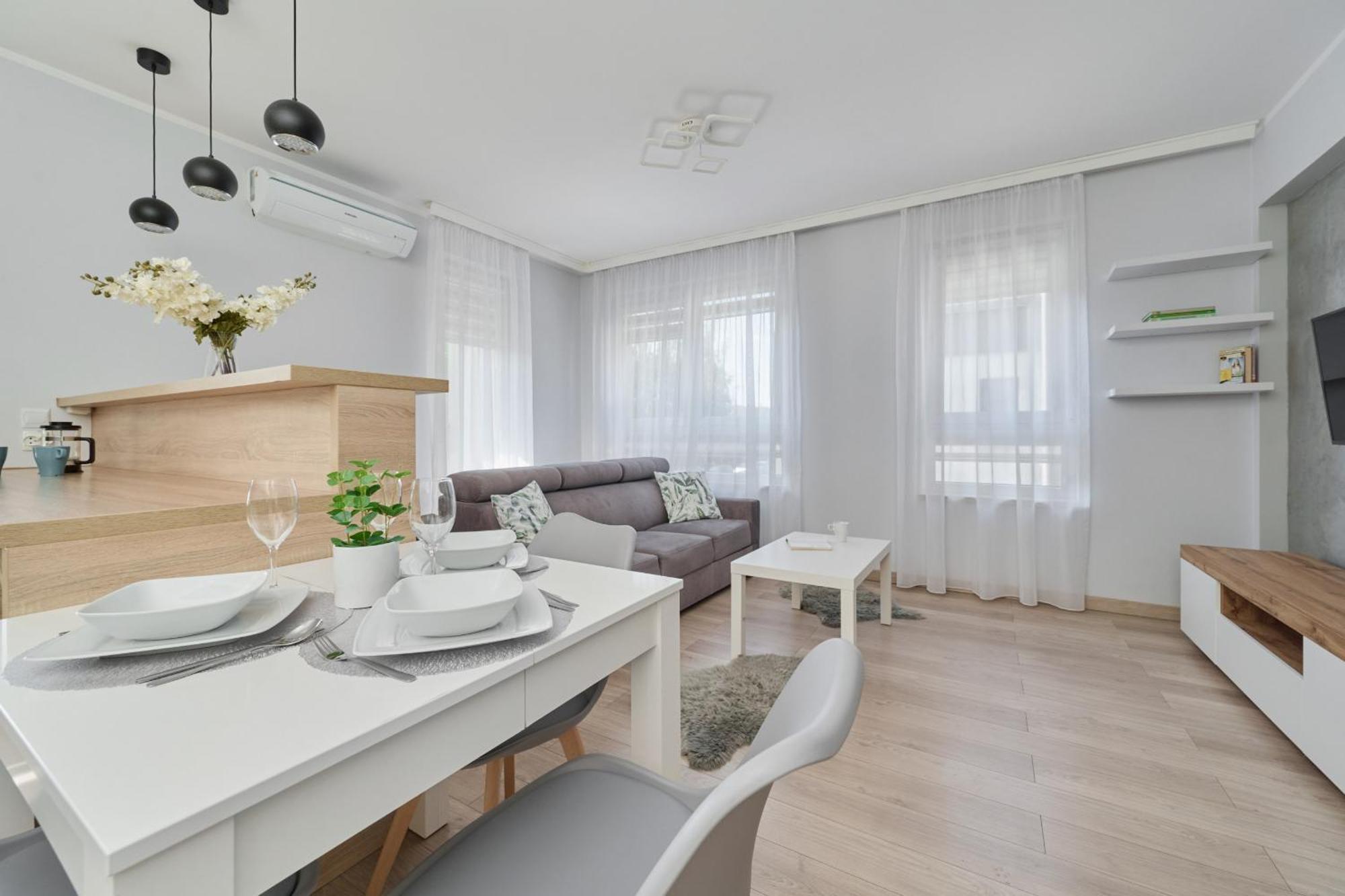 Spacious & Elegant Family With Parking Space & Ac In By Renters Leilighet Wrocław