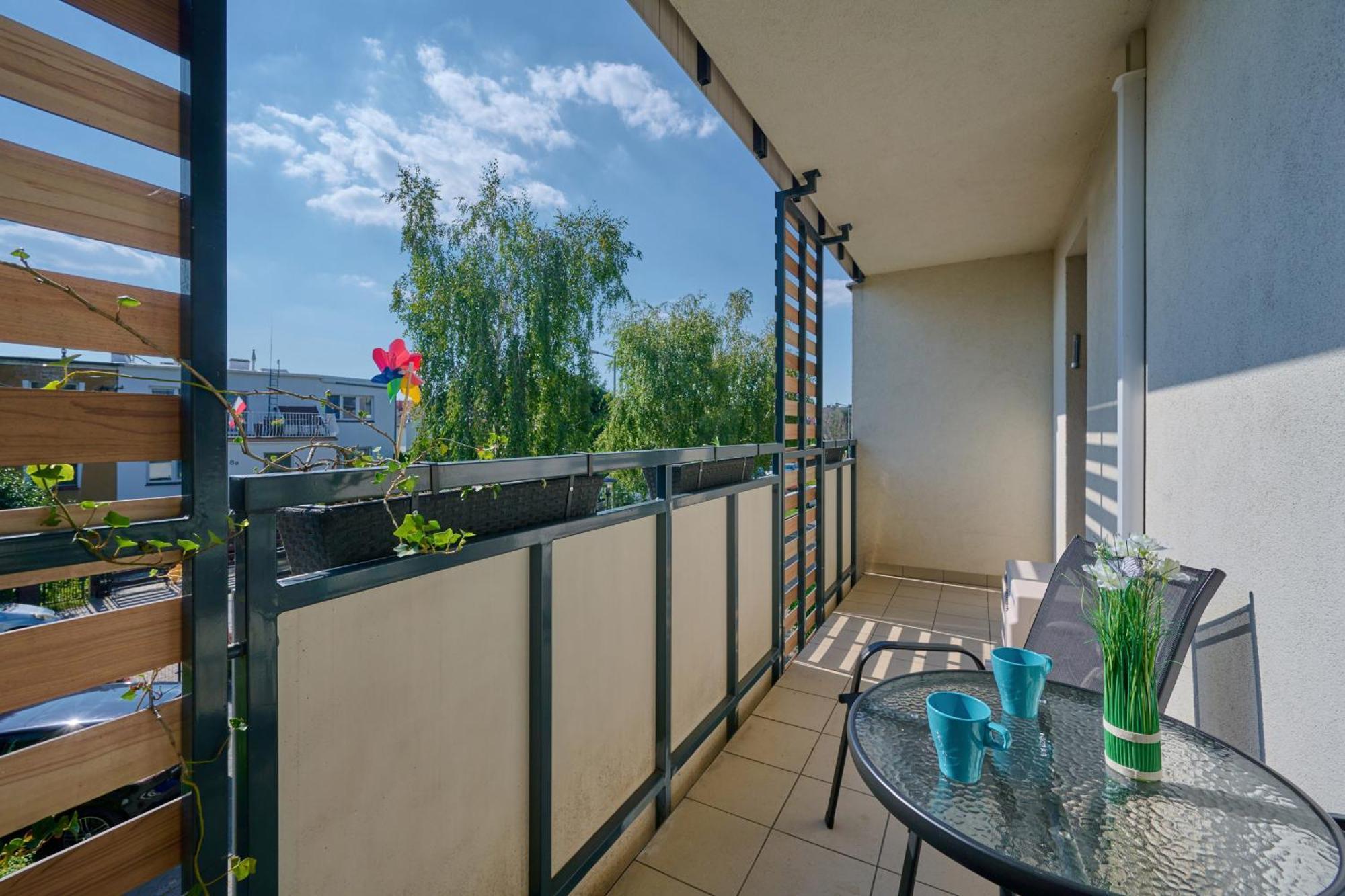 Spacious & Elegant Family With Parking Space & Ac In By Renters Leilighet