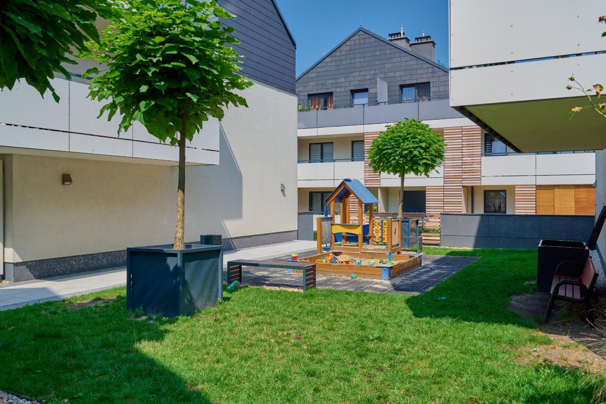 Spacious & Elegant Family With Parking Space & Ac In By Renters Leilighet *
