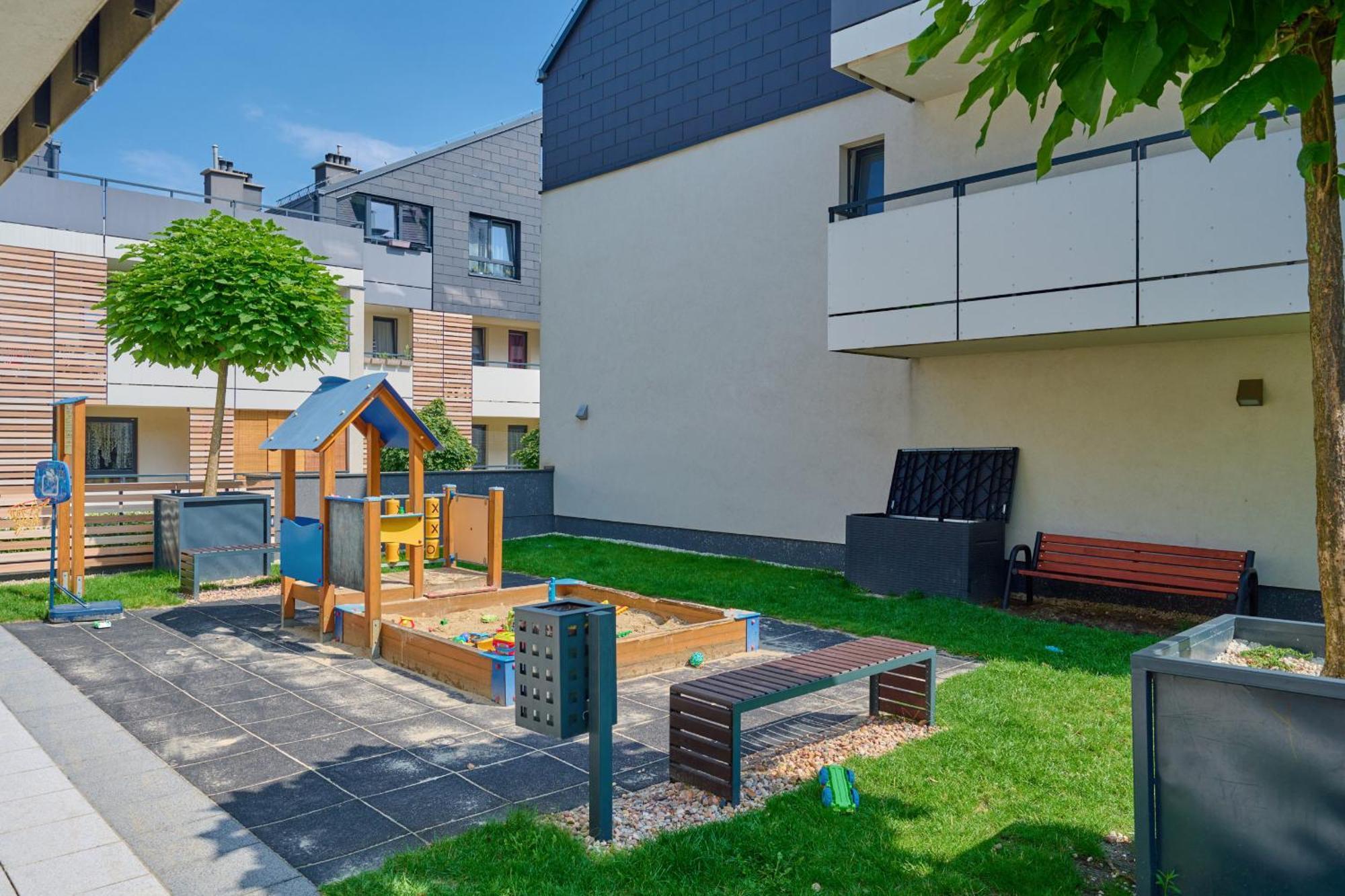 Spacious & Elegant Family With Parking Space & Ac In By Renters *